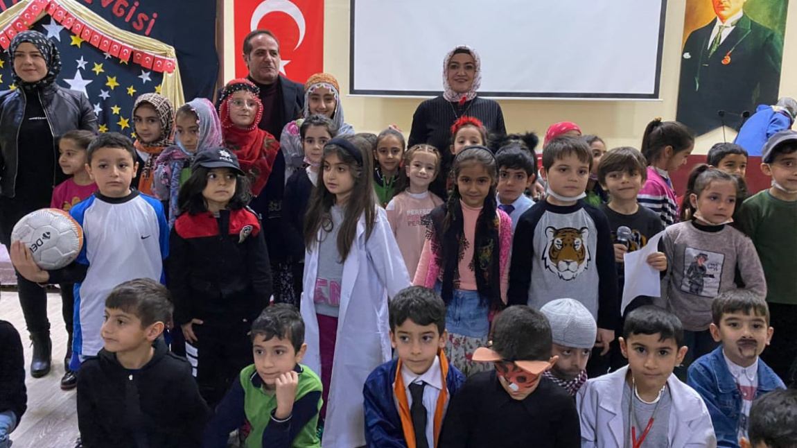 Okulumuz Öğretmenlerinden Pınar İNCE ve Tiyatro Ekibinin Gösterisi
